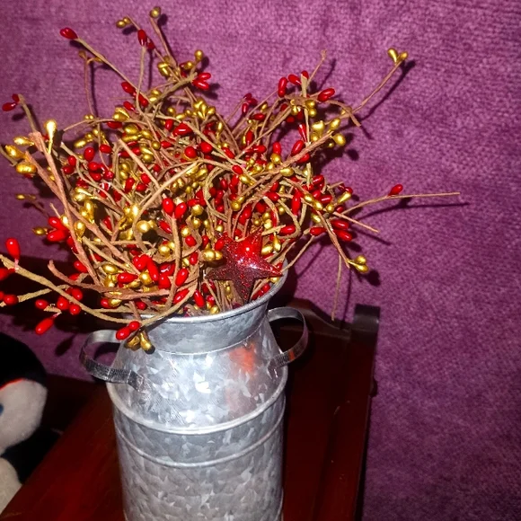 Tin with red pip berries with stars... - Picture 2 of 2